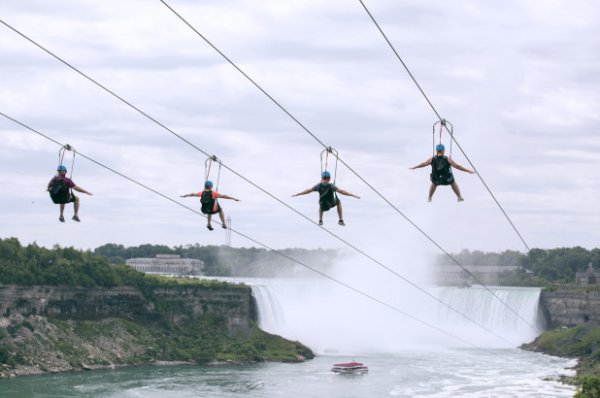 Heyecan verici bir zipline rotası: Niagara Şelaleleri