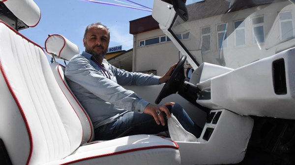 Hurda aracı spor otomobile çevirdiler
