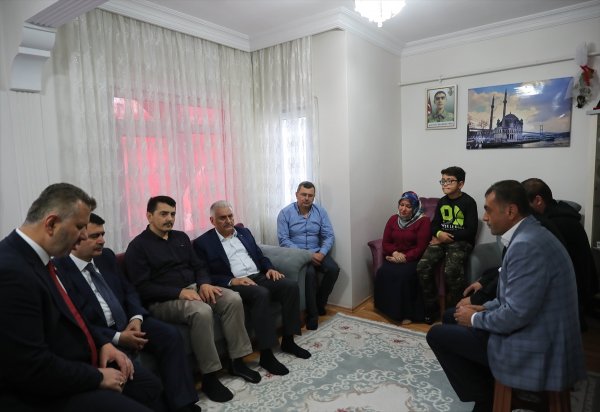Binali Yıldırım'dan şehit ailesine ziyaret