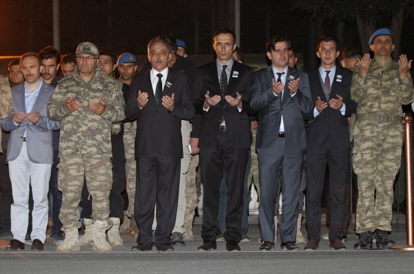 Şehit uzman çavuş için Hakkari'den tören
